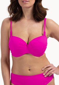 Fuchsia bikini top met onderdraad, geplooide details en dunne verstelbare bandjes. Gecombineerd met een bijpassende hoog-waisted bikinionderkant.