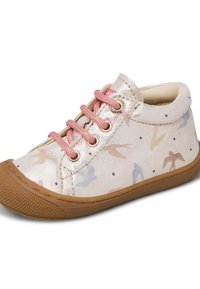 Scarpa metallica argento con motivi di uccelli pastello, lacci rosa chiaro e suola in gomma. Punta arrotondata e colletto imbottito per il comfort.