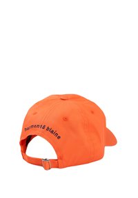 Oranžová čiapka s zakriveným šiltom, vyrobená z textílie. Obsahuje vyšitý logo "harmont & blaine" a nastaviteľný kovový spon na zadnej strane.