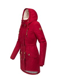 Czerwona damska kurtka parka z kapturem, ocieplana polarem, z regulowanym paskiem w talii i ściągaczami przy kapturze, zamkiem błyskawicznym i zapięciami na guziki oraz kieszeniami z klapami z przodu.
