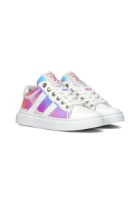 Witte lage sneakers met iriserende accenten, voorzien van roze branding, platte veters en een textuurpatroon op de zijpanelen.