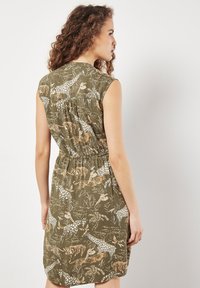 Apricot TROPICAL ANIMAL PRINT  - Freizeitkleid - khaki