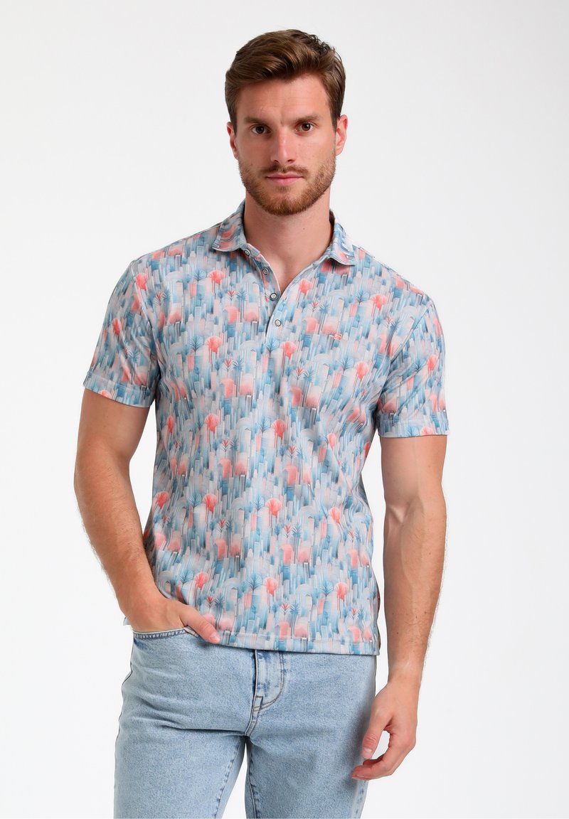 Polo de manga corta con fondo azul y un patrón floral en rosa y verde, hecho de una tela ligera con cuello y botones.
