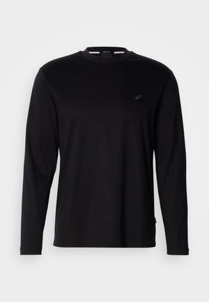 Camiseta negra de manga larga hecha de algodón, con cuello redondo, un pequeño logo en el pecho y una textura lisa y sencilla.