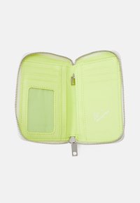 Gevoerde portemonnee in neon groene binnenkant, met kaartvakken, een doorzichtige ID-venster en zilveren handgeschreven details, gemaakt van glad synthetisch materiaal.