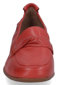 Rote Lederloafers mit runder Spitze, ausgestattet mit einer dekorativen Schleife auf dem Obermaterial. Die flexible Sohle ist tan und ergänzt das schlanke Design.