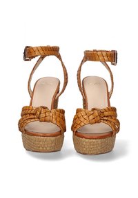 Sandalias de plataforma trenzadas de cuero en color beige con un diseño frontal anudado, tira en el tobillo y una suela de fibra natural texturizada.