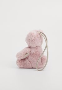 Rosa kosebamse med myk tekstur, rund form og et dekorativt bånd. Har et lite merke på siden for identifikasjon.