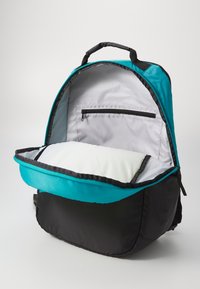 Schwarzer und türkisfarbener Rucksack mit einem Reißverschluss, ausgestattet mit einem gepolsterten Fach und einer inneren Reißverschlusstasche für die Aufbewahrung.