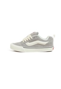 Sneaker basse in suede grigio con lacci crema, striscia laterale bianca e dettagli neri, dotata di perforazioni per la traspirazione e suola in gomma.