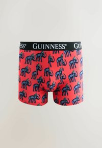 Rote Boxer-Shorts mit schwarzem Bund, auf dem "GUINNESS" steht, und einem Muster aus blauen Elefanten mit Reitern.