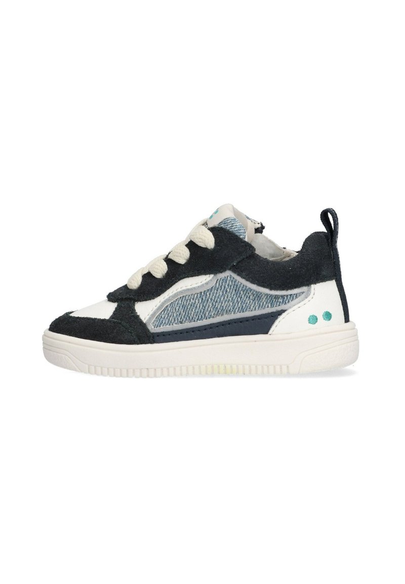 Baskets avec un mélange de daim bleu marine et de panneaux en jean bleu, semelle en caoutchouc blanc, lacets crème et points d'accent en teal sur le talon.
