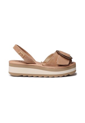 Beige ruskindsplatformsandal med justerbar frontrem med en rund spænde og en matchende slingback-rem på en rillesål.