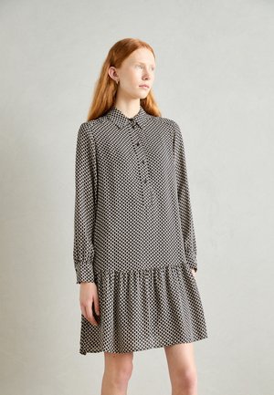 Zwart-wit gestreepte jurk met lange mouwen, kraag, knopen aan de voorkant en een gerimpelde zoom, gemaakt van lichte stof.