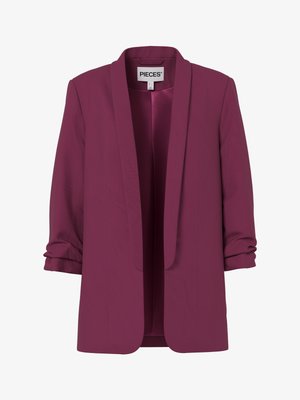 Violetti avoin etutaskullinen bleiseri, jossa on rypytetyt pitkät hihat ja viittakaulus, sisäkauluksessa merkintä "PIECES".