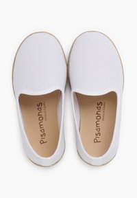Scarpe slip-on bianche in tela con texture, punta rotonda e aperture elastiche a vista. Sottopiede di colore naturale con il marchio "Pisamonas".