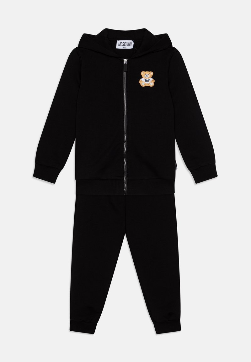 Schwarzes Hoodie-und Jogginghose-Set aus weichem Stoff, mit Reißverschluss und einem Teddy-Bär-Patch auf der Brust.
