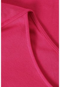 Fuksianvärinen kangas, jossa on sileä pinta, pyöreä pääntie ja litteät saumat. Materiaali vaikuttaa kevyeltä ja joustavalta.