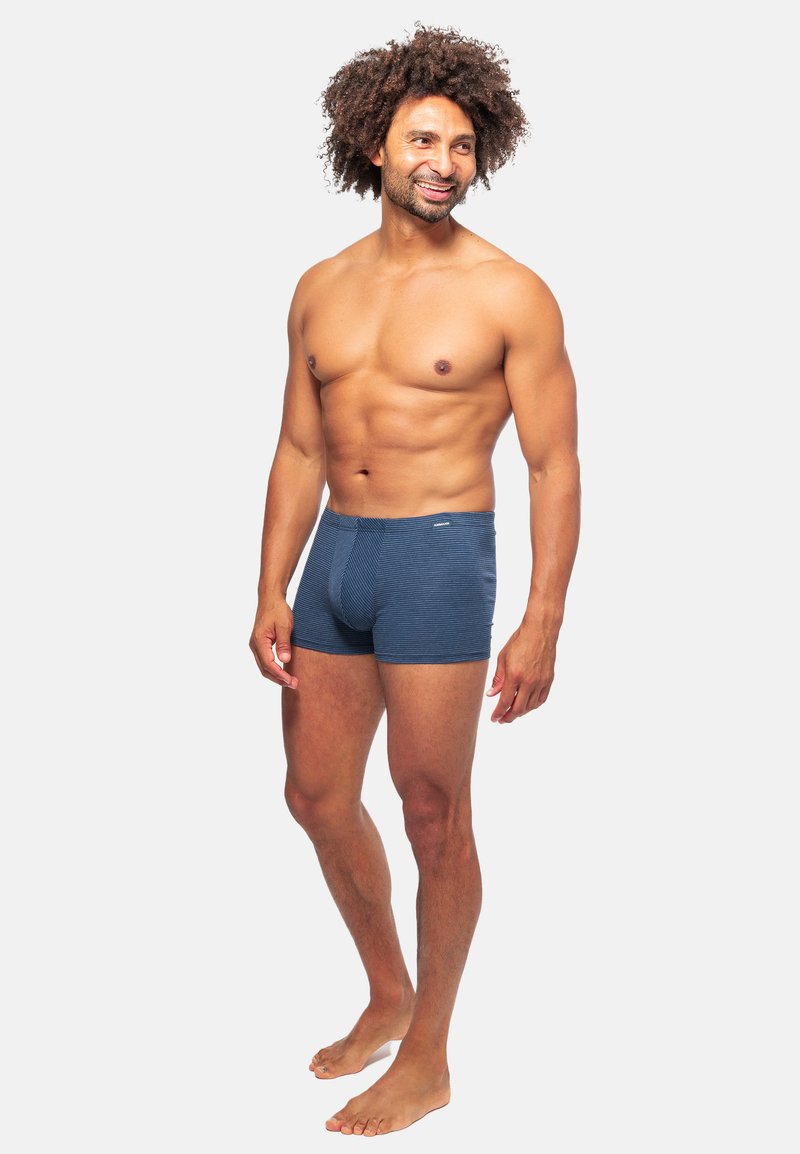 Boxer da uomo aderenti di colore blu scuro con un motivo a righe orizzontali. Realizzati in tessuto morbido, con vita a marchio e lunghezza corta.