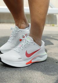 Nike Performance JOURNEY biały