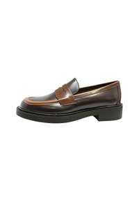Mocassino in pelle marrone con accento beige a contrasto, punta arrotondata, tacco basso e dettaglio decorativo a strappo sulla parte superiore.