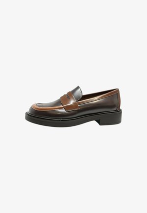 Mocassino in pelle marrone con accento beige a contrasto, punta arrotondata, tacco basso e dettaglio decorativo a strappo sulla parte superiore.