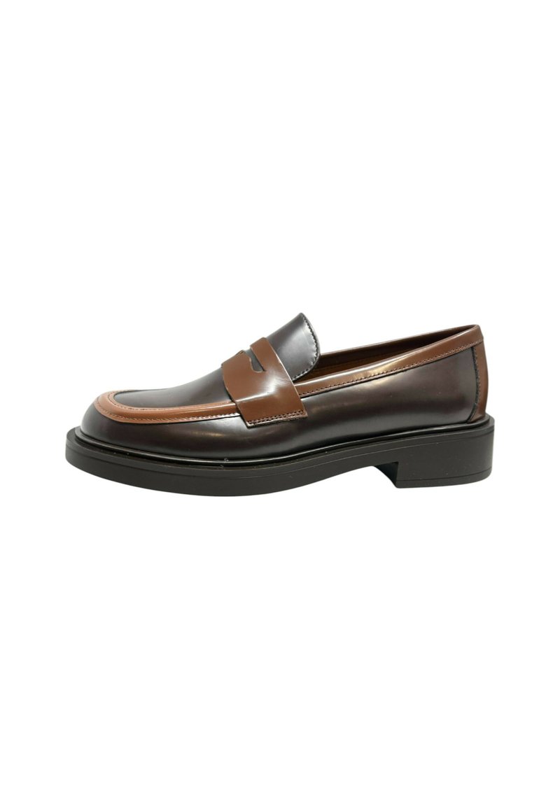 Mocassino in pelle marrone con accento beige a contrasto, punta arrotondata, tacco basso e dettaglio decorativo a strappo sulla parte superiore.