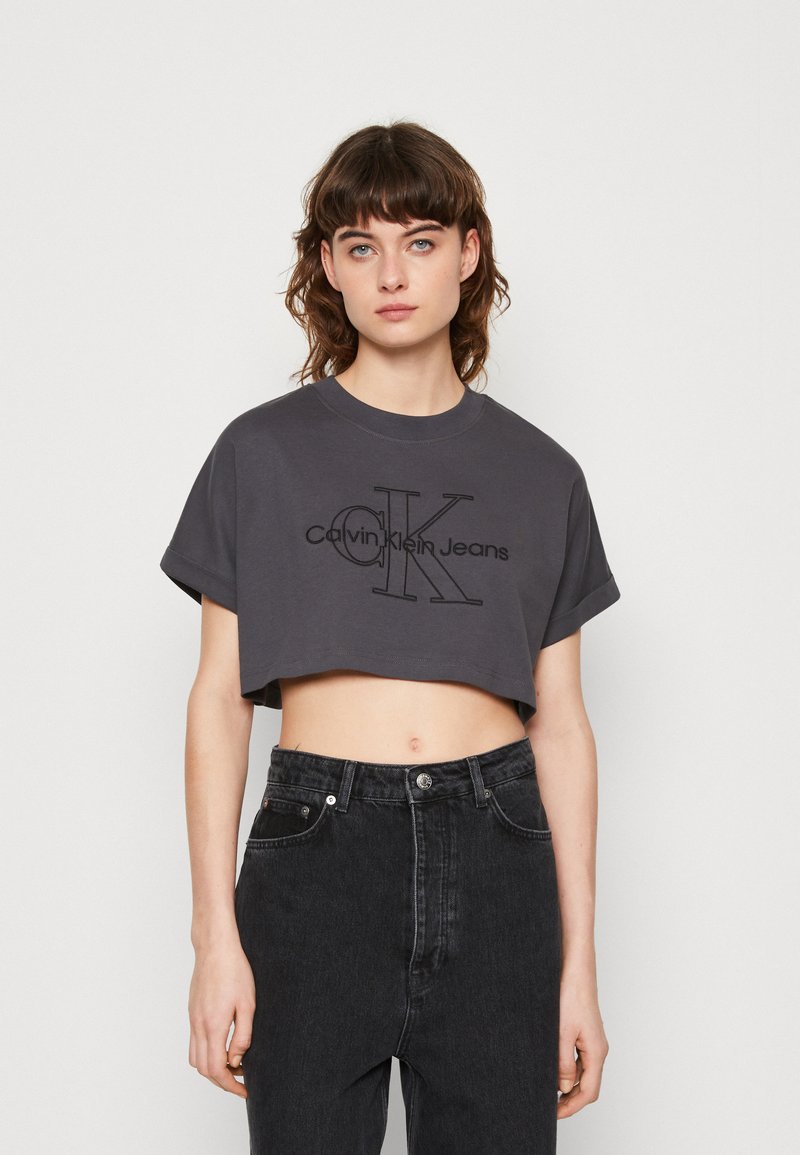 Calvin Klein Jeans EMBROIDERED MONOLOGO CROPPED - Apdrukāts T-krekls - washed black