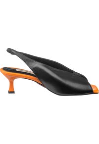 Chaussure slingback en cuir noir avec un bout pointu et un talon ouvert, présentant un accent orange sur la semelle et un talon bas et effilé.