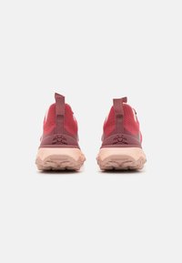 Rote und pinke Sportschuhe mit einem atmungsaktiven Mesh-Obermaterial, Gummi-Sohle und einem Zuglasche an der Ferse für einfaches An- und Ausziehen. Das Profil ist sichtbar.