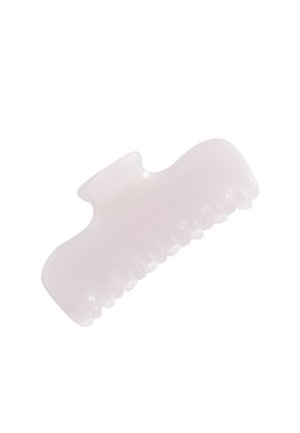 Gennemsigtig lys lyserød plast hårklemme med brede tænder og et buet greb.