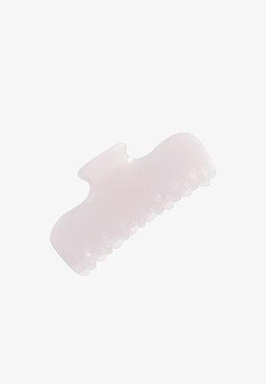 Clip para el cabello en forma de garra, de plástico rosa pálido translúcido, con dientes anchos y mango curvado para sujetar.