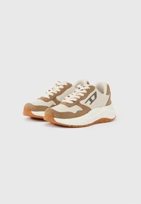 Αθλητικά παπούτσια με επάνω μέρος από μπεζ και καφέ σουέτ, λευκή ενδιάμεση σόλα και εξωτερική σόλα από ελαστικό ανοιχτό καφέ. Διαθέτουν κορδόνια και ένα διακριτικό λογότυπο.