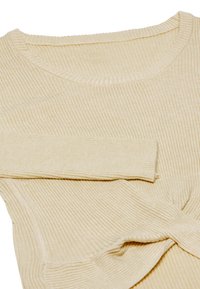 Top a coste giallo chiaro con scollo rotondo e dettaglio annodato sul davanti. Il materiale ha una consistenza morbida e un design casual.