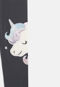 Γκρι κολάν με διακοσμητικό μονόκερο που έχει μπλε και μωβ χαίτη, υφή λεπτομέρειες και μικρές λευκές αστερίες.