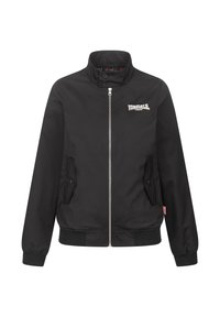 Schwarze Bomberjacke mit Stehkragen, Reißverschluss vorne, zwei seitlichen Taschen und kleinem Logo auf der Brust. Mit gerippten Bündchen und Saum.