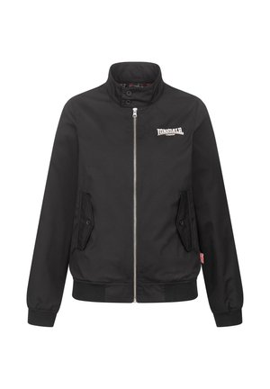 Veste bomber noire avec col montant, fermeture éclair à l'avant, deux poches latérales et un petit logo sur la poitrine. Présente des poignets et un ourlet côtelés.