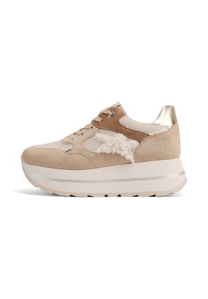 Sneaker beige con suola rialzata e texturizzata, tomaia in misto suede e lana, design con lace-up e accent metallico sul tallone.