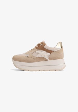 Sneaker beige con suola rialzata e texturizzata, tomaia in misto suede e lana, design con lace-up e accent metallico sul tallone.