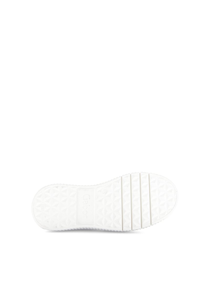 Weiße Gummisohle mit einem Diamantmuster, strukturiert für Halt, mit drei horizontalen Rillen und dem geprägten Markennamen "Gabor."