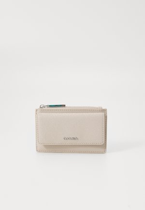 Portefeuille en cuir beige avec motif géométrique en relief, fermeture éclair et logo argenté à l'avant. Forme rectangulaire compacte.