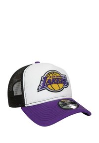 Weißer und lila Hut mit Netzrücken, ausgestattet mit gesticktem "Los Angeles Lakers" Logo und gelbem Basketball-Motiv, verstellbarer Riemen.