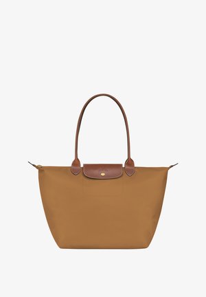 Braune Tote-Bag aus weichem Nylon mit Lederakzenten, ausgestattet mit zwei langen Griffen und einem oberen Klappverschluss mit einer goldenen Druckknopfschnalle.