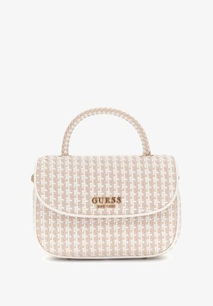 Sac à main tissé dans des tons de rose doux et de blanc avec une anse tressée, mettant en avant un logo doré et une fermeture à rabat. Forme rectangulaire compacte.
