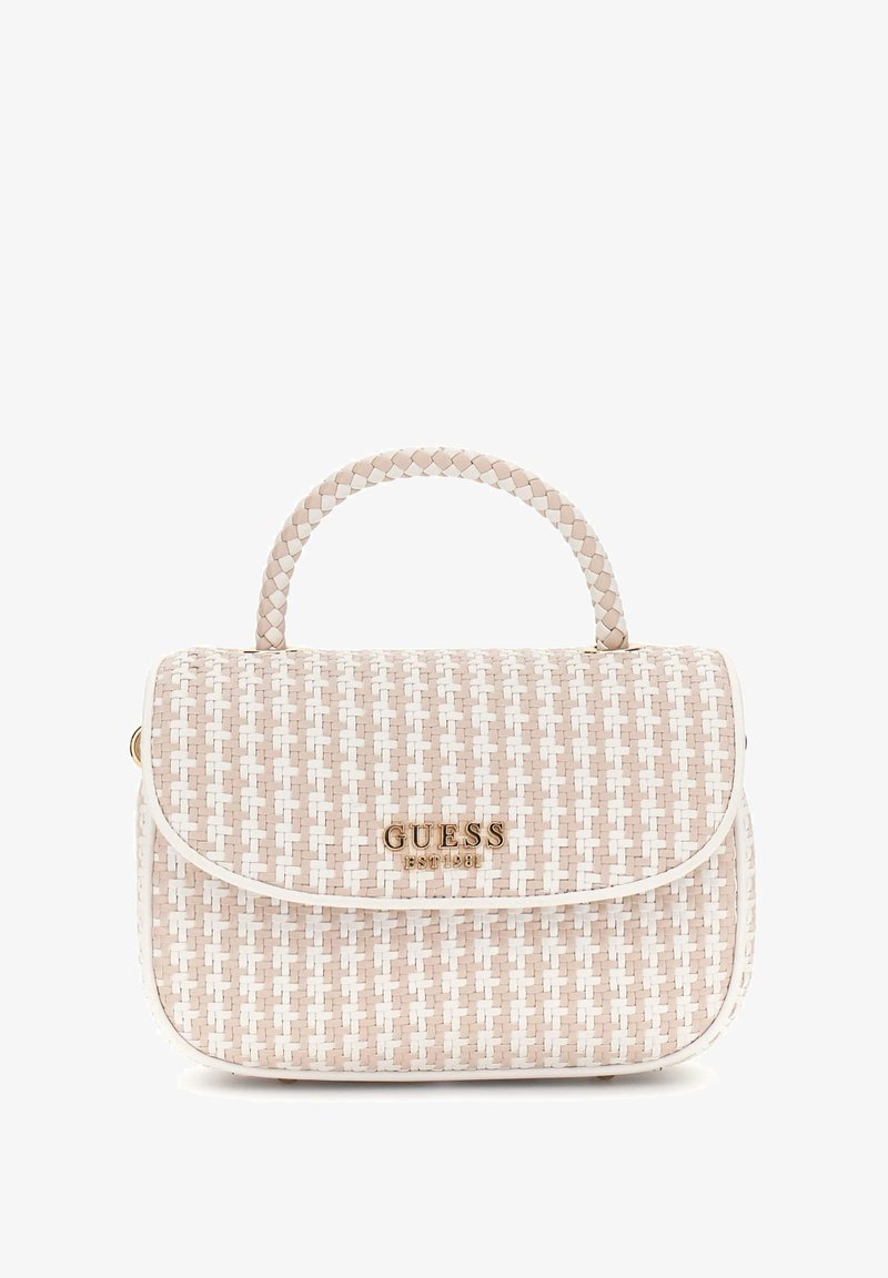 Vævet håndtaske i bløde pink- og hvide nuancer med et flettet håndtag, der har et guld logo-accente og klaplukning. Kompakt rektangulær form.