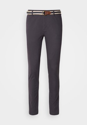 Dunkelgraue Chinos im Slim Fit, ausgestattet mit einem gestreiften Stoffgürtel mit einer runden Metallschnalle und braunen Lederelementen.