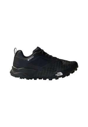 Sort atletisk sko med en tekstureret overdel, GORE-TEX-foring og mønstrede detaljer. Har en robust sål for godt greb.