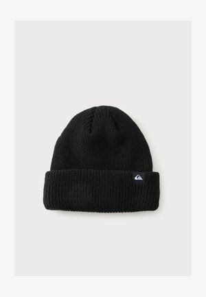 Bonnet en maille noire avec revers plié et petit patch logo rectangulaire sur le devant, sur un fond clair uni.