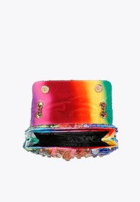 Geweven handtas met een regenboogverloop, voorzien van paillettenaccenten, twee drukknoopsluitingen en een zwarte binnenvoering.
