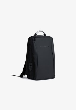 Czarny plecak o gładkiej, teksturowanej powierzchni, wyposażony w srebrny uchwyt, zamykane kieszenie i akcenty z boku.